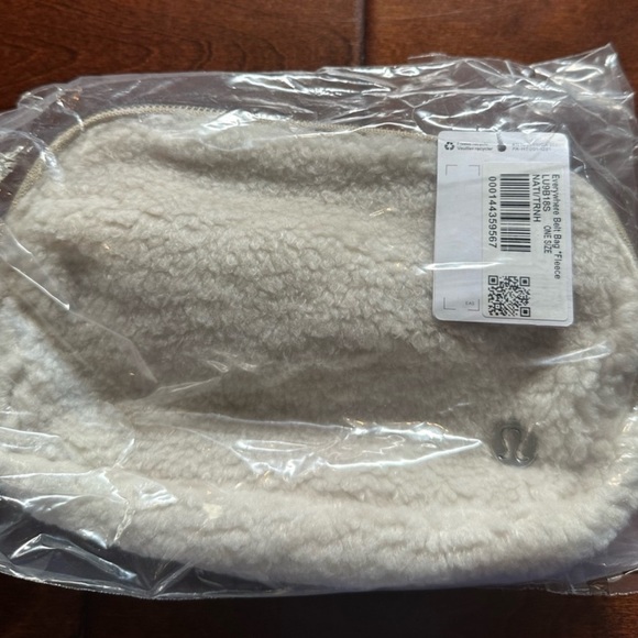 Lululemon everywhere fleece belt bag trench ivory NEW - Picture 5 of 5